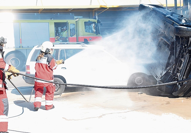 Verkeilte Autos: mit Wasser einen Brand verhindern.