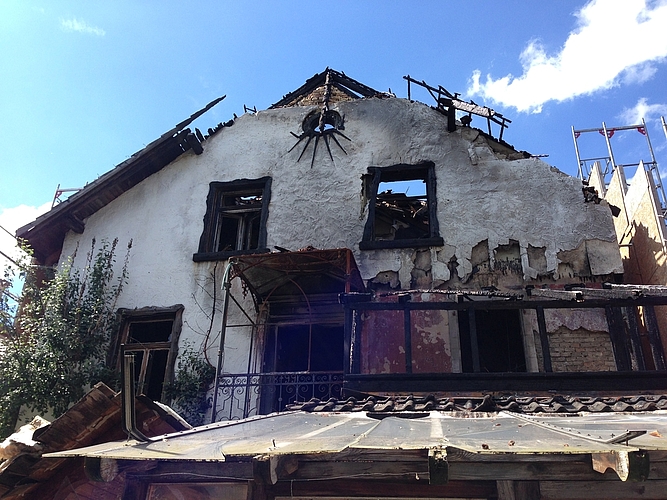 Ein Grossteil des Hauses wurde durch den Brand zerstört. Gut zu erkennen ist nach wie vor die Fensterverzierung in Sonnenoptik. (Bild zvg.)