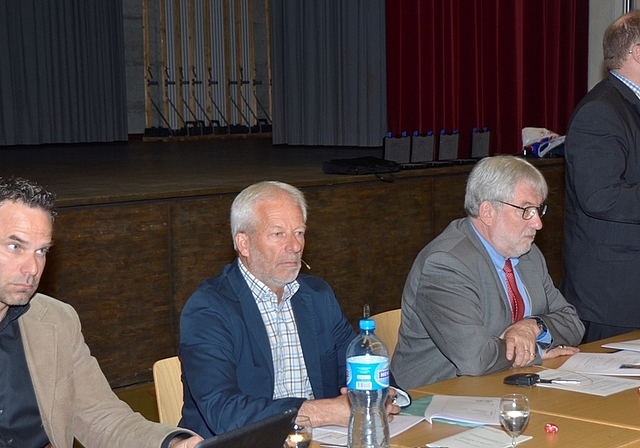Turbulente Gemeindeversammlung: Vizepräsident Martin Vetsch, Tiefbauvorstand Ruedi Fornaro, Gemeindepräsident Bertram Thurnherr und Schulvorstand Hermann Bättig (von links). (Bild Martin Mullis)
