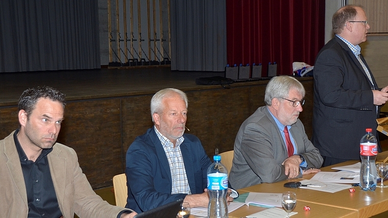 Turbulente Gemeindeversammlung: Vizepräsident Martin Vetsch, Tiefbauvorstand Ruedi Fornaro, Gemeindepräsident Bertram Thurnherr und Schulvorstand Hermann Bättig (von links). (Bild Martin Mullis)