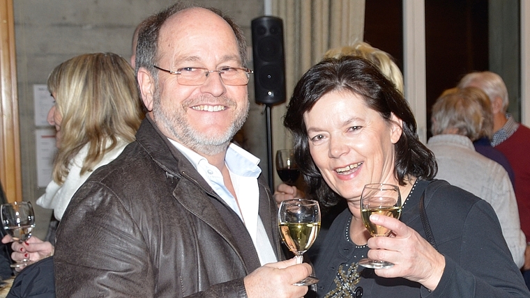Hier stossen Katrin Röthlisberger und Christoph Ehrsam auf «E guets Neus» (2017) an, im April hoffentlich auf einen fairen Wahlkampf 2018. (Archivbild mm)