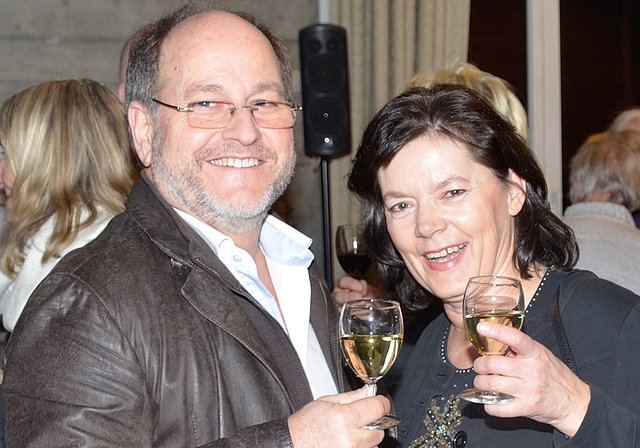 Hier stossen Katrin Röthlisberger und Christoph Ehrsam auf «E guets Neus» (2017) an, im April hoffentlich auf einen fairen Wahlkampf 2018. (Archivbild mm)