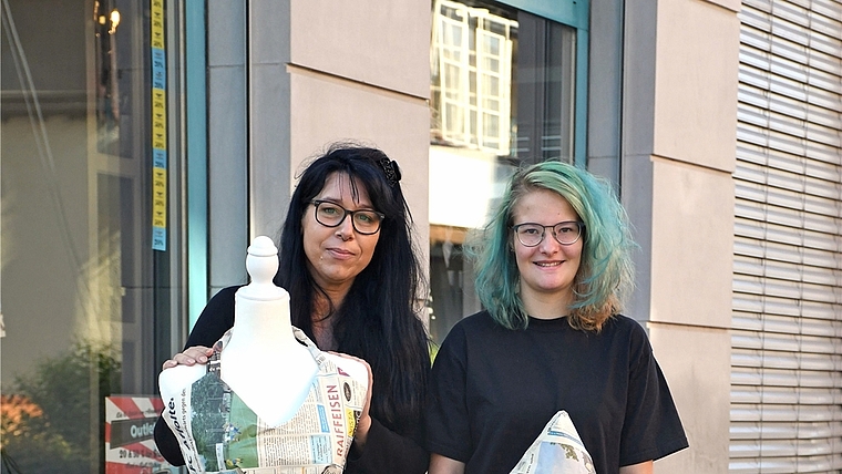 Sandra Faiglé (links) und Praktikantin Michelle Naef mit zwei ihrer Kreationen, die seit Anfang September an der Zürichstrasse 67 zu sehen sind.<em> (Bild lhä)</em>