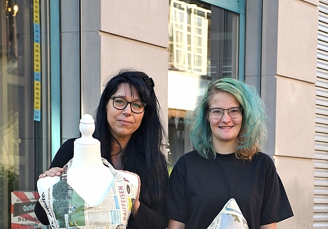 Sandra Faiglé (links) und Praktikantin Michelle Naef mit zwei ihrer Kreationen, die seit Anfang September an der Zürichstrasse 67 zu sehen sind.<em> (Bild lhä)</em>