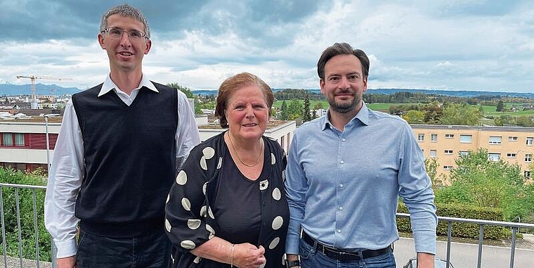(v.l.n.r) Neurologe Dr. Filip Barinka, Rita Ackermann von der Selbsthilfegruppe Parkinson und Dr. Georg Chatzipirpiridis von der Nushu AG. (Bild Dominik Stierli)