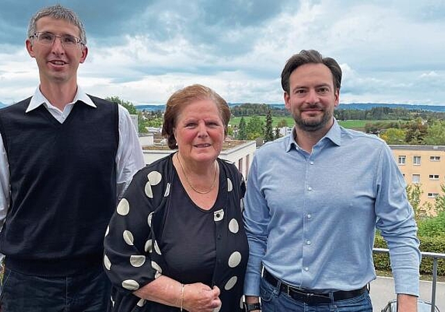 (v.l.n.r) Neurologe Dr. Filip Barinka, Rita Ackermann von der Selbsthilfegruppe Parkinson und Dr. Georg Chatzipirpiridis von der Nushu AG. (Bild Dominik Stierli)
