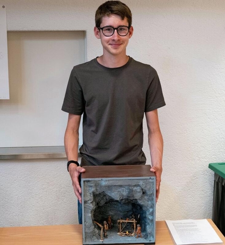 Adrian Eidenbenz präsentiert seine Miniaturhöhle.