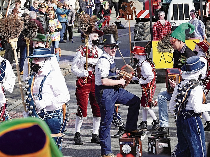 Brauchtums- und Trachtengruppen bereicherten auch den diesjährigen FGU-Umzug. Brauchtums- und Trachtengruppen bereicherten auch den diesjährigen FGU-Umzug.