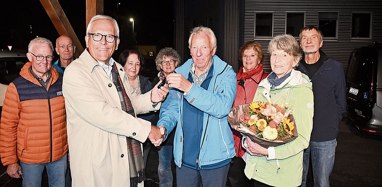 Schlüsselübergabe nach über 20 Jahren: Stiftungsratspräsident Felix Fürer (links) verabschiedet Ernst Bründler und dessen Partnerin Ursula Frutig. (Bild Werner Schneiter)