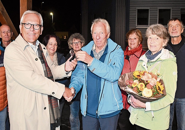 Schlüsselübergabe nach über 20 Jahren: Stiftungsratspräsident Felix Fürer (links) verabschiedet Ernst Bründler und dessen Partnerin Ursula Frutig. (Bild Werner Schneiter)