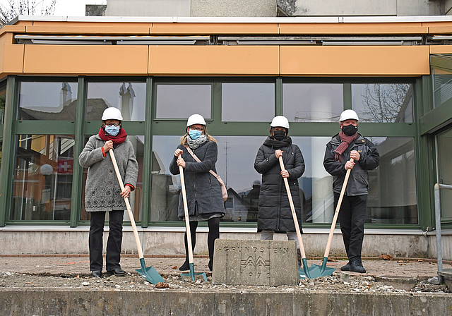 Von links: «Seewadel»-Geschäftsleiterin Verena Feller, die Stadträtinnen Eliane Studer Kilchenmann und Claudia Ledermann sowie Stadtpräsident Clemens Grötsch vor dem Grundstein des «Seewadel»-Gebäudes. (Bild Livia Häberling)