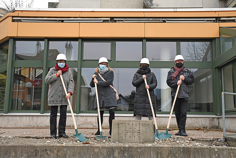 Von links: «Seewadel»-Geschäftsleiterin Verena Feller, die Stadträtinnen Eliane Studer Kilchenmann und Claudia Ledermann sowie Stadtpräsident Clemens Grötsch vor dem Grundstein des «Seewadel»-Gebäudes. (Bild Livia Häberling)