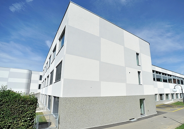 Abgesehen vom neuen Anstrich ist von aussen von der Totalsanierung nicht viel zu sehen. Es wurden primär die «inneren Werte» erneuert. (Bilder Salomon Schneider)