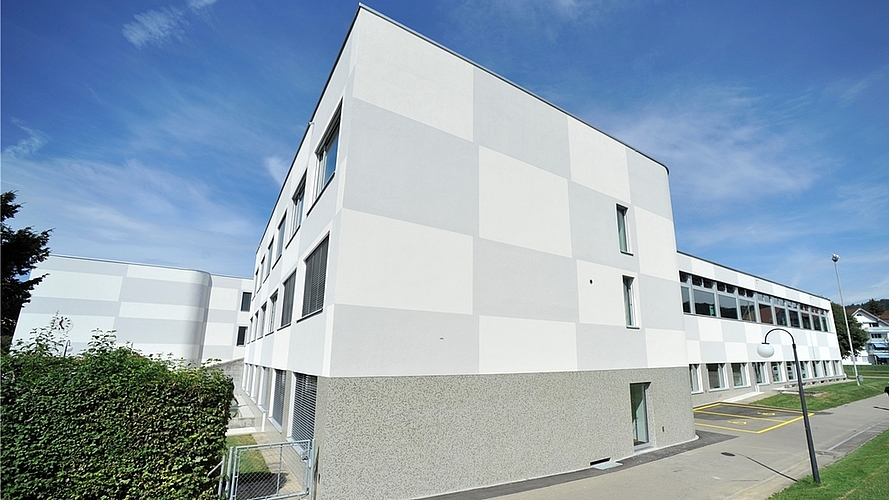 Abgesehen vom neuen Anstrich ist von aussen von der Totalsanierung nicht viel zu sehen. Es wurden primär die «inneren Werte» erneuert. (Bilder Salomon Schneider) Abgesehen vom neuen Anstrich ist von aussen von der Totalsanierung nicht viel zu sehen. Es wurden primär die «inneren Werte» erneuert. (Bilder Salomon Schneider)