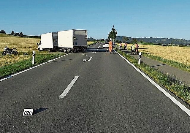 Der Töfffahrer wollte überholen, der Lieferwagenchauffeur in den Feldweg abbiegen. (Bild Kapo ZH)