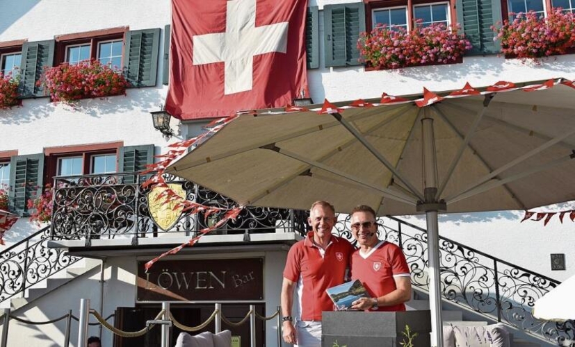 Gemeindepräsident Stefan Gyseler (links) bedankt sich beim Festredner und Präsident der Standortförderung Marcel Strebel. (Bild Marianne Voss)