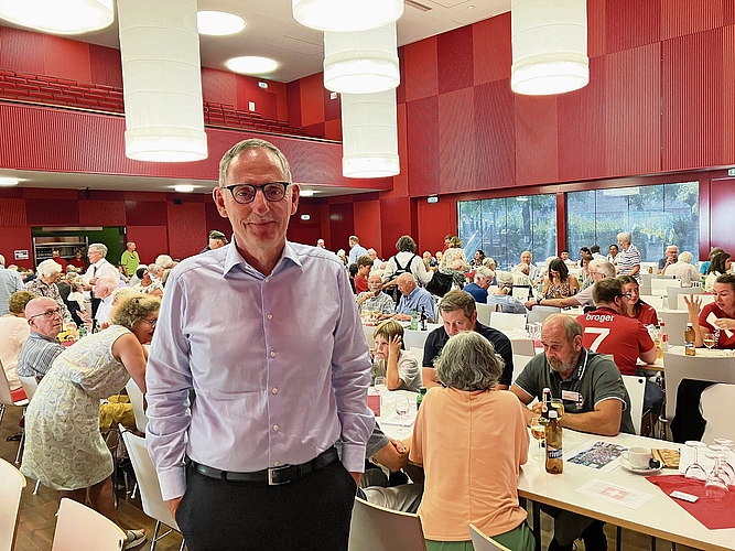 Regierungsrat Mario Fehr genoss das Zusammensein mit der Bevölkerung von Affoltern. (Bilder Marianne Voss)