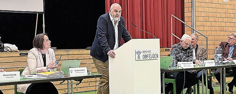 Gemeindepräsident Stephan Hinners war an diesem Abend gleich bei fünf der neun Traktanden als Verantwortlicher am Rednerpult gefragt. (Bild Dominik Stierli)