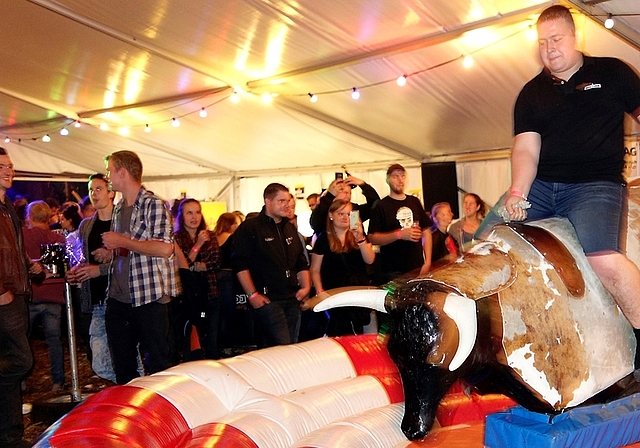 Das Bullenreiten erfreute sich grosser Beliebtheit – vorzugsweise unter der männlichen Maisfeldfestbesuchern. (Bild Martin Platter)