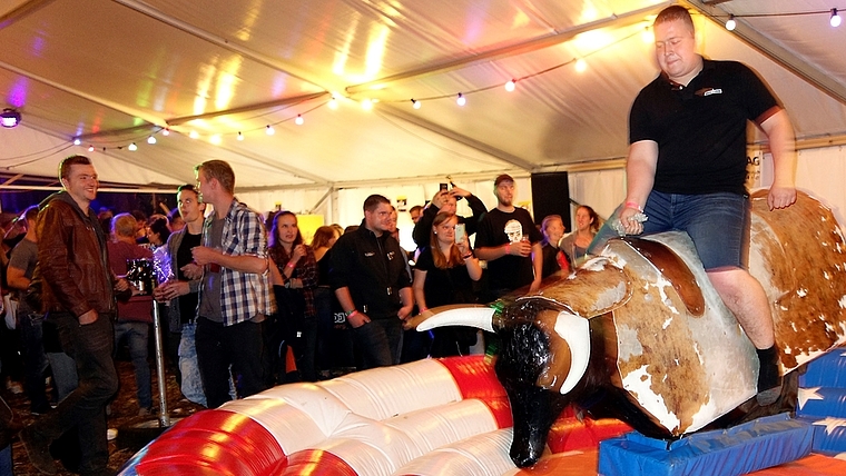 Das Bullenreiten erfreute sich grosser Beliebtheit – vorzugsweise unter der männlichen Maisfeldfestbesuchern. (Bild Martin Platter)