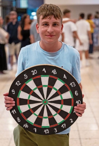 Kimi Wey baute eine Dartscheibe.