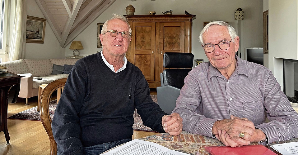 Hans Hinnen (links) und Hans Huber engagieren sich im Verein Dorfgeschichte Mettmenstetten. (Bild Angela Bernetta) Hans Hinnen (links) und Hans Huber engagieren sich im Verein Dorfgeschichte Mettmenstetten. (Bild Angela Bernetta)