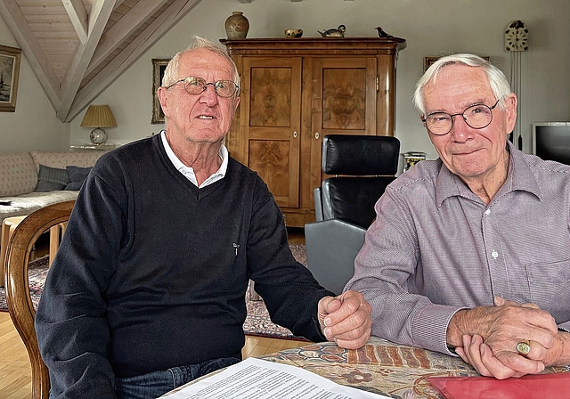 Hans Hinnen (links) und Hans Huber engagieren sich im Verein Dorfgeschichte Mettmenstetten. (Bild Angela Bernetta)