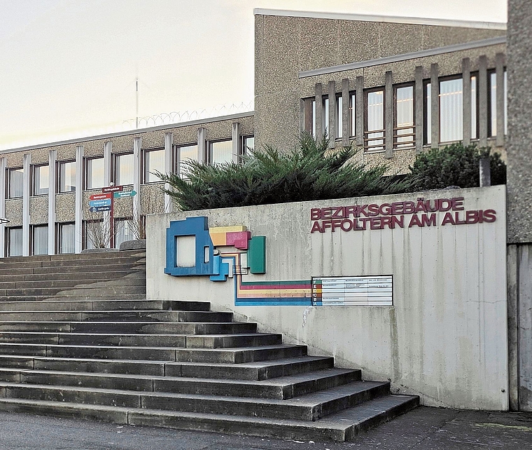 Das Bezirksgericht Affoltern verurteilte den Angeklagten zu 43 Monaten Freiheitsstrafe. (Bild cle)