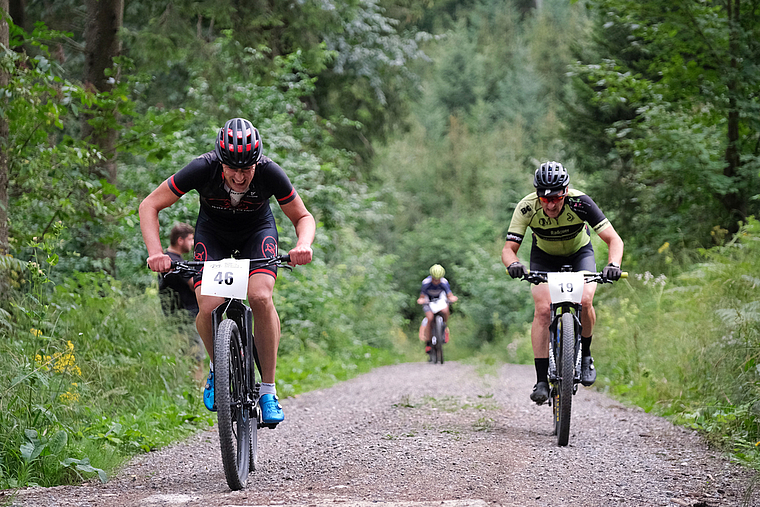 Beissen im Kampf um den Triumph: Der spätere Sieger Reto Wolf (links), Gabor Michel (rechts) und der wegen eines platten Reifens bereits abgehängte Youngster Cedric Graf (Mitte). (Bilder Martin Platter)