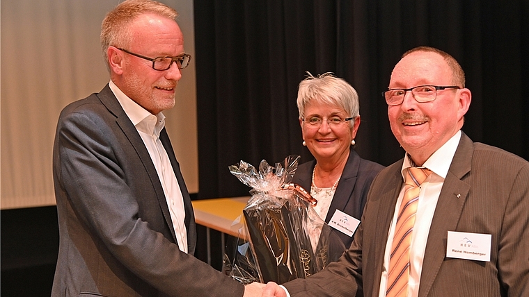 Ein Präsent für den Gast: Hans Egloff, Nationalrat und Präsident des Hauseigentümerverbandes Schweiz, mit Aktuarin Anne-Marie Bischofberger und Präsident Réne Homberger (von links) vom HEV Albis. <em>(Bild Martin Mullis)</em>