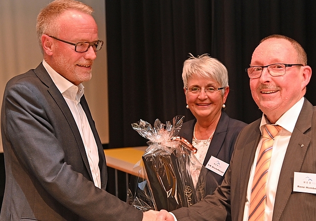 Ein Präsent für den Gast: Hans Egloff, Nationalrat und Präsident des Hauseigentümerverbandes Schweiz, mit Aktuarin Anne-Marie Bischofberger und Präsident Réne Homberger (von links) vom HEV Albis. <em>(Bild Martin Mullis)</em>
