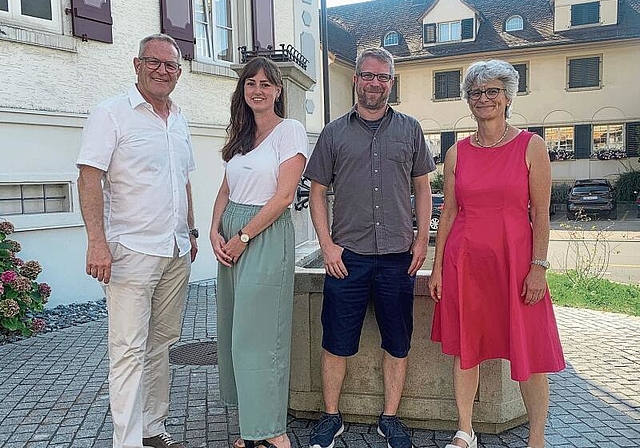 Marcel Graf und Deliah Boon vom Bauamt Hausen, flankiert vom Hausemer Bauvorstand Toni Schönbächler und von der Kappeler Bauvorständin Liselotte Steinmann Plüss. (Bild Livia Häberling)
