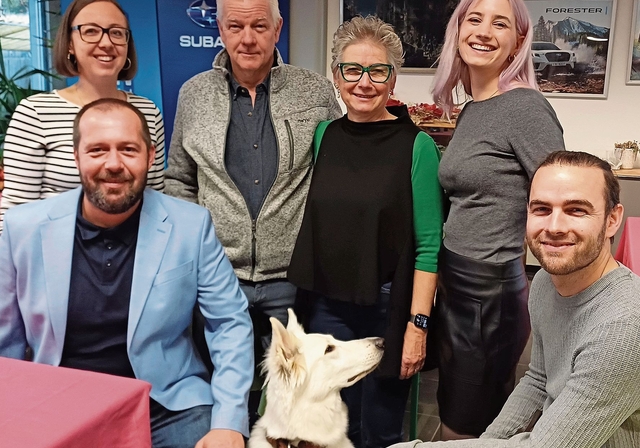 Die Menschen, die hinter der Perin Garage AG stehen: Leandra und Cedric Frey, Marco und Monika Perin, Stella Mühlhaus und Simon Perin. In der Mitte: Schäferhündin Yuki. (Bild Regula Zellweger)