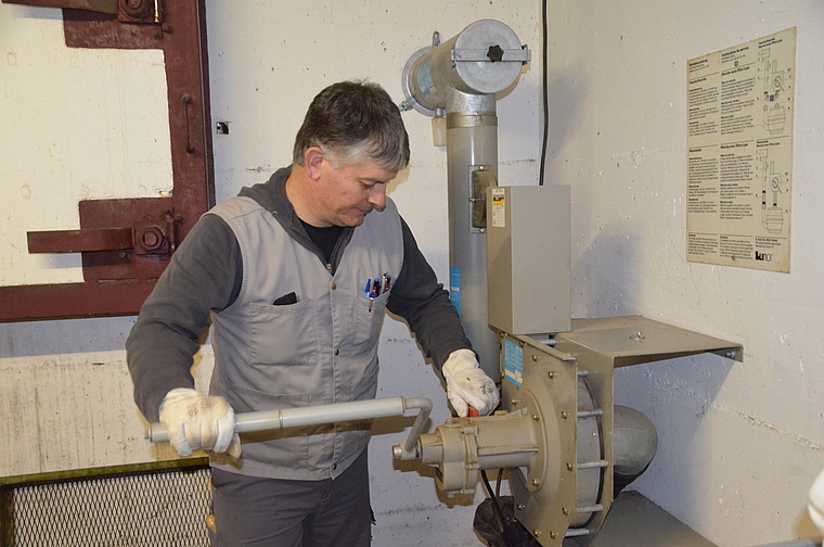 Die Lüftung funktioniert. Schutzraum-Kontrolleuer Fredi Haab testet den Kurbelbetrieb. Im Hintergrund der Notausstieg. (Bild Thomas Stöckli)