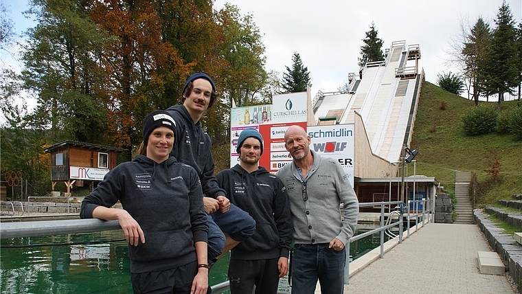 Aerials-Cheftrainer Michel Roth (rechts) glaubt an das Potenzial seiner Athleten: Tanja Schärer, Dimitri Isler und Mischa Gasser (von links) haben ihre Möglichkeiten auf der Jumpin-Wasserschanze bereits angedeutet. (Bild Thomas Stöckli)