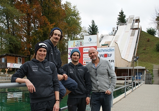 Aerials-Cheftrainer Michel Roth (rechts) glaubt an das Potenzial seiner Athleten: Tanja Schärer, Dimitri Isler und Mischa Gasser (von links) haben ihre Möglichkeiten auf der Jumpin-Wasserschanze bereits angedeutet. (Bild Thomas Stöckli)