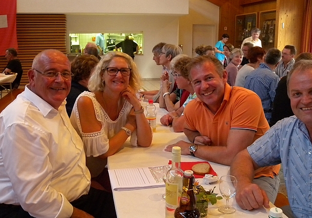 Regierungspräsident Markus Kägi (links) mit Mitgliedern des Hausemer Gemeinderates: Beatrice Sommerauer Nägelin, Stefan Gyseler (Präsident) und Gregor Blattmann. (Bild Marianne Voss)