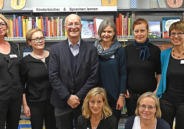 Stolzer Auftritt der Regionalbibliotheksbelegschaft mit dem prominenten Gast. <em>(Bild Martin Platter)</em>