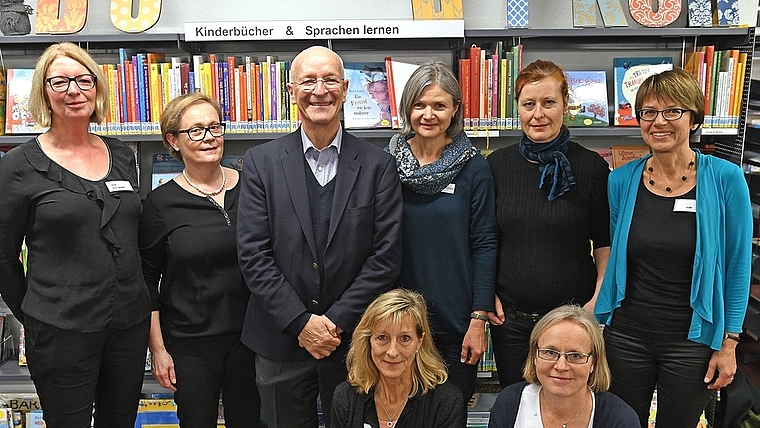 Stolzer Auftritt der Regionalbibliotheksbelegschaft mit dem prominenten Gast. <em>(Bild Martin Platter)</em>