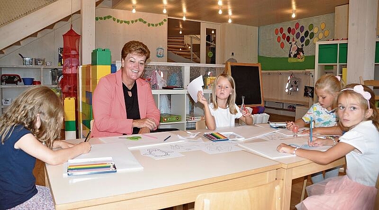 Am Tisch mit Kindergärtlerinnen im Kiga Räsch: Bildungsdirektorin Silvia Steiner besuchte zum Auftakt die Schule in Obfelden. (Bild Werner Schneiter)