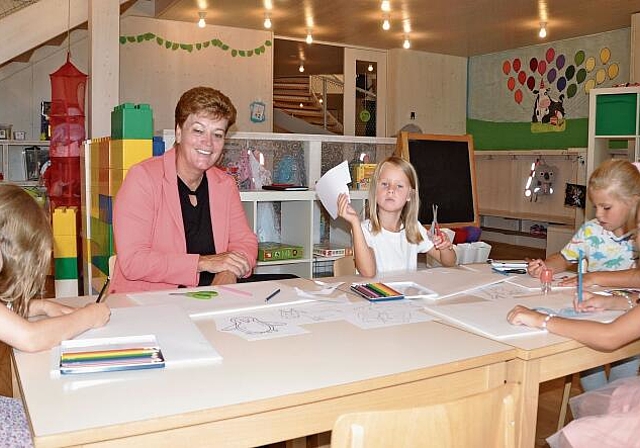 Am Tisch mit Kindergärtlerinnen im Kiga Räsch: Bildungsdirektorin Silvia Steiner besuchte zum Auftakt die Schule in Obfelden. (Bild Werner Schneiter)