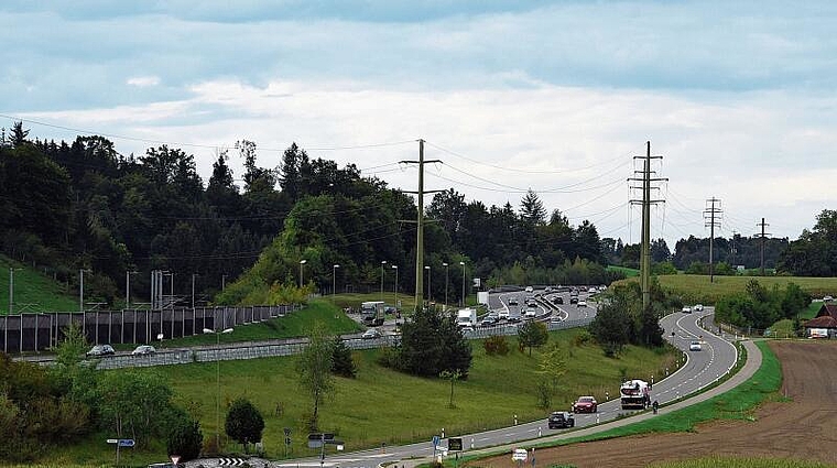 Der Verkehr fliesst Richtung Süden, unabhängig davon, ob dies im kantonalen Richtplan gewünscht wird oder nicht. Im Bild: Die Umfahrungsstrasse und Autobahn bei Knonau – hinter der Lärmschutzwand ist das Trassee der S-Bahn erkennbar. (Bild Bern