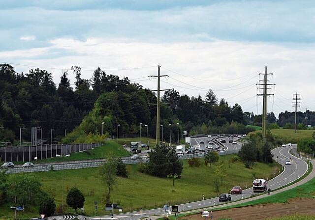 Der Verkehr fliesst Richtung Süden, unabhängig davon, ob dies im kantonalen Richtplan gewünscht wird oder nicht. Im Bild: Die Umfahrungsstrasse und Autobahn bei Knonau – hinter der Lärmschutzwand ist das Trassee der S-Bahn erkennbar. (Bild Bern