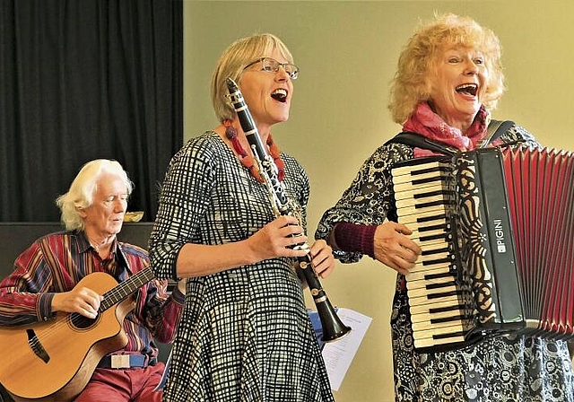 Die temperamentvolle, fröhlich-feurig-bewegte, auch mal innige, sehnsüchtige und oft melancholische Musik der Gruppe AmarÔn passt bestens zu den Jubilaren mit den vielen Lebensjahren. (Bild Regula Zellweger)