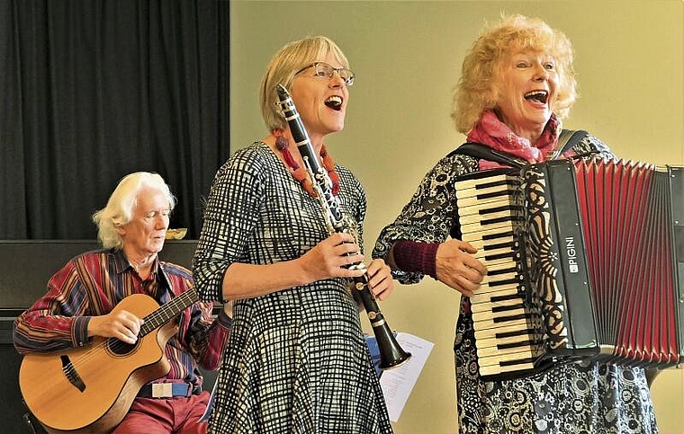 Die temperamentvolle, fröhlich-feurig-bewegte, auch mal innige, sehnsüchtige und oft melancholische Musik der Gruppe AmarÔn passt bestens zu den Jubilaren mit den vielen Lebensjahren. (Bild Regula Zellweger)