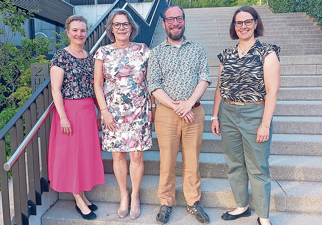 Finanzvorständin Sarah Willimann, Gemeindepräsidentin Katrin Röthlisberger, der abtretende Primarschulpräsident Roger Schmutz und Franziska Bieri (Finanzvorständin der Schule) sprachen an der Gemeindeversammlung zu den Stimmberechtigten. (Bilder