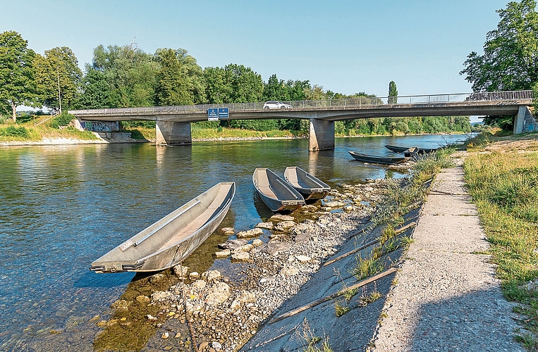 Pontons bei der Reussbrücke in Ottenbach: Wegen des tiefen Wasserstands der Reuss liegen etliche Boote derzeit auf Grund. Pontons bei der Reussbrücke in Ottenbach: Wegen des tiefen Wasserstands der Reuss liegen etliche Boote derzeit auf Grund.