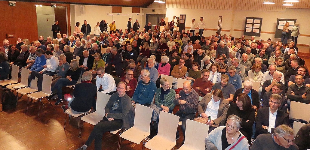 Der Gemeindesaal in Bonstetten vor Beginn der Infoveranstaltung. (Bilder Marcus Weiss) Der Gemeindesaal in Bonstetten vor Beginn der Infoveranstaltung. (Bilder Marcus Weiss)