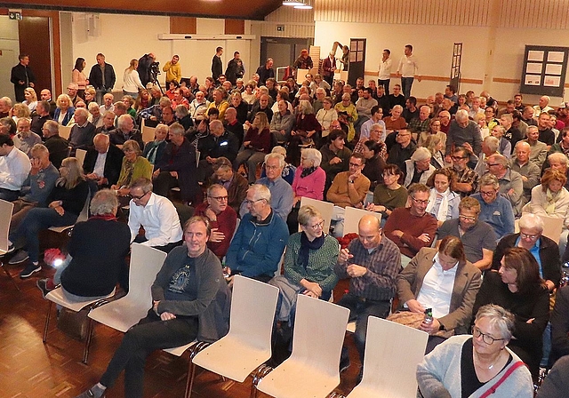 Der Gemeindesaal in Bonstetten vor Beginn der Infoveranstaltung. (Bilder Marcus Weiss)