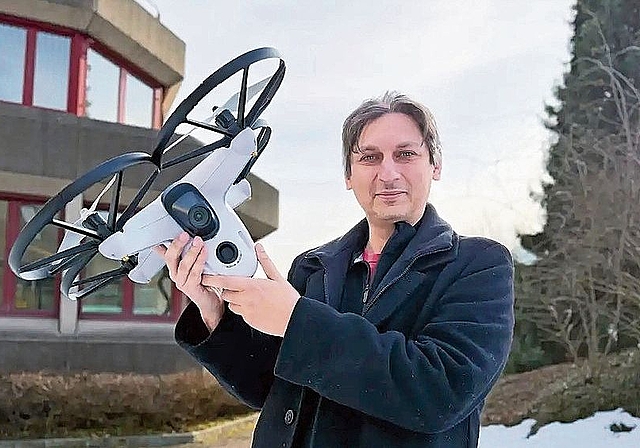 Alex Pachikov mit seiner Drohne «Bee». (Bilder Deviprasad Rao)